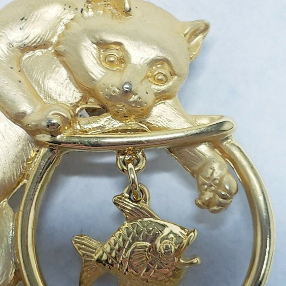 JJ Jonette Brooch Cat Reaching for Hanging Fish in Bowl Brushed Goldtone - Picture 1 of 4